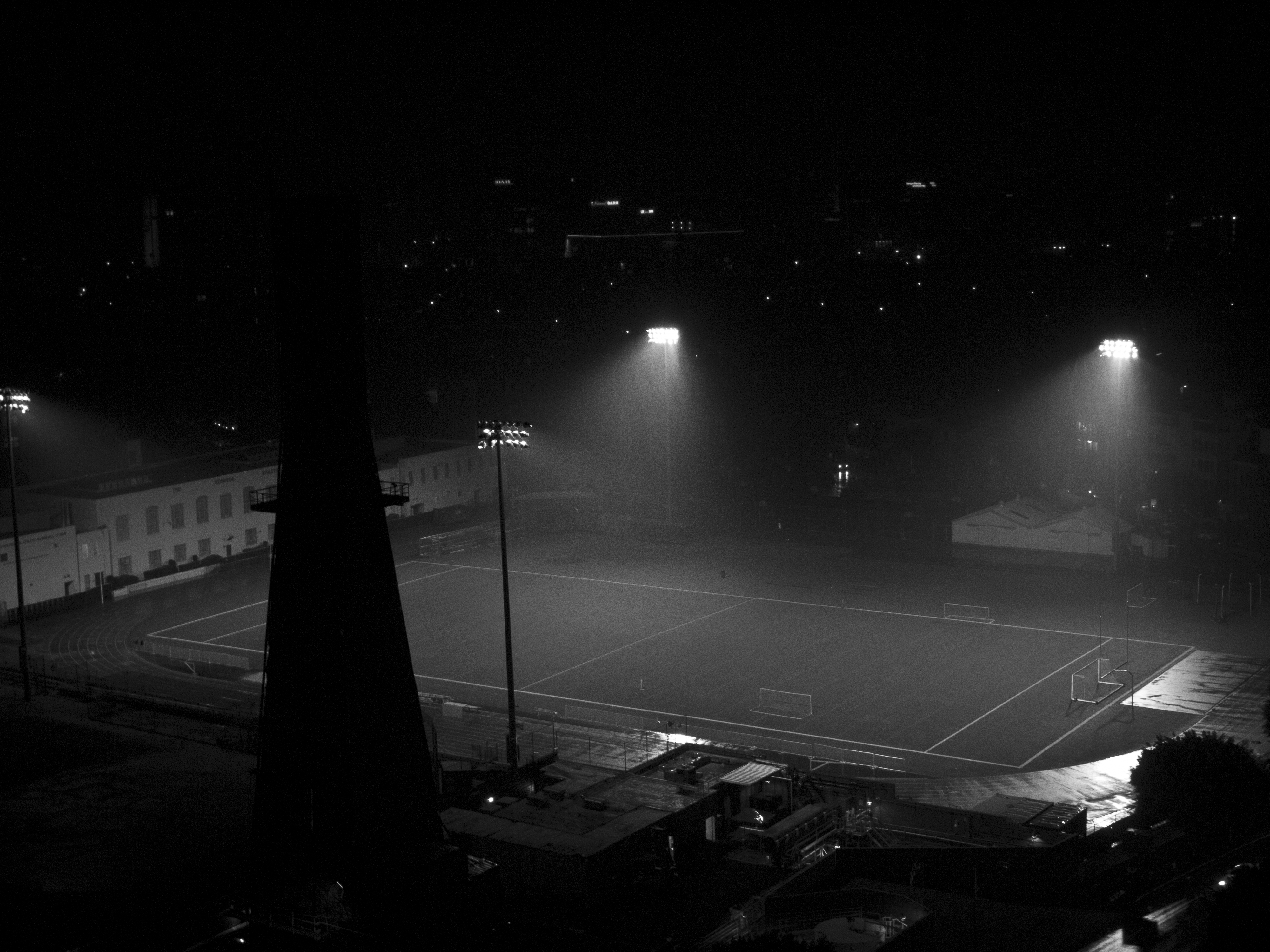 Черный стадион. Освещение Нуар. Стадион ночью. Трибуны ночью. Футбольный стадион черный ночью.
